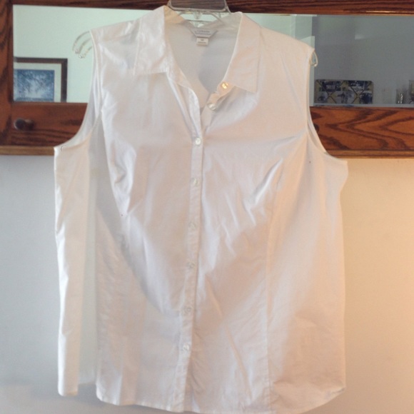 Sleeveless white blouse 3X