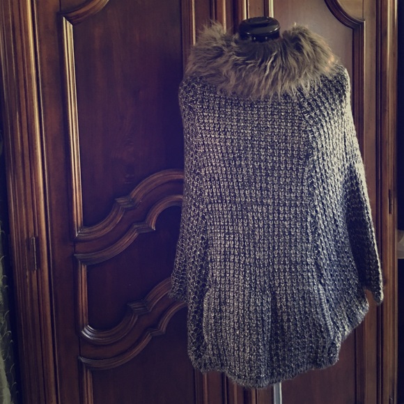 Knit cape with faux fur collar
