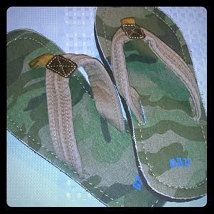 GapKids Camo flip flops Size 3/4 NWOT