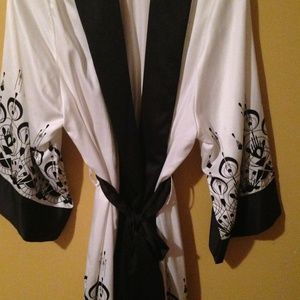 Black and white kimono bathrobe