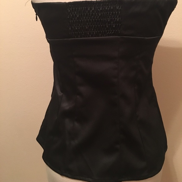 Black staples blouse. - Picture 2 of 3