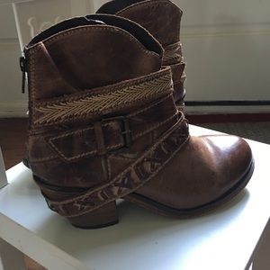 CORRAL BOOTS SIZE 6&1/2. Worn once!!