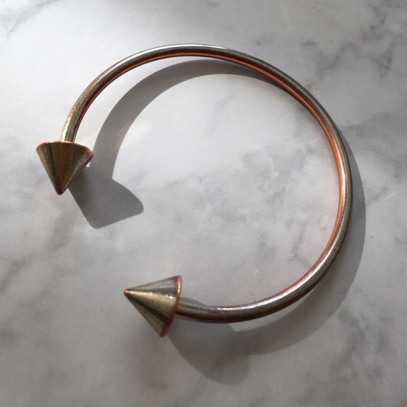 Metal arrow cuff