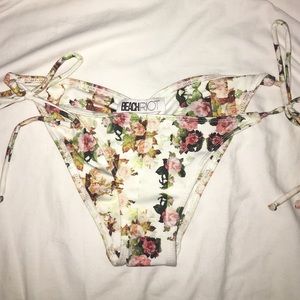 Brand NEW, NEVER WORN scrunch butt bikini bottoms