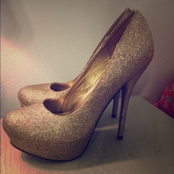 Gold glittering pumps - perfect for homecoming!