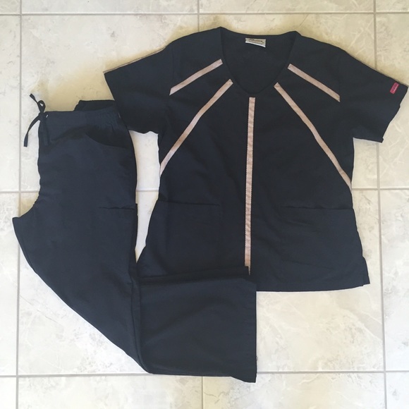 Reina Tops - Black and Tan fitted scrub set