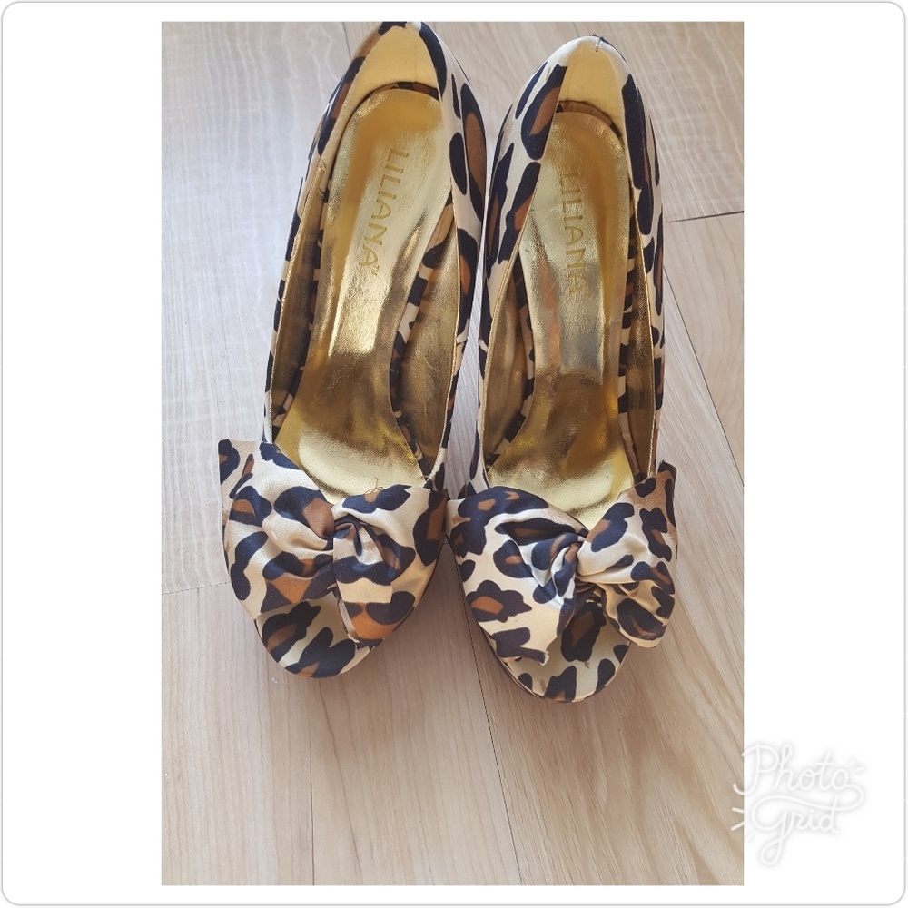 NWOT Liliana Gossip-1 Bow Accent Platform
