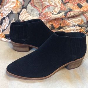 Dolce Vita black leather short booties 7 1/2