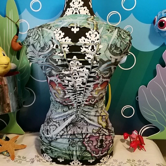 Heart shaped locket tattoo open back tshirt - Picture 2 of 6