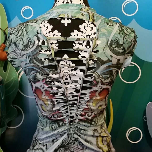 Heart shaped locket tattoo open back tshirt - Picture 3 of 6