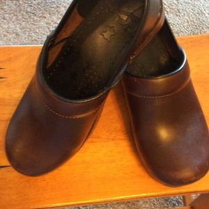 Size 39 Dansko brown shows some wear. Toe scuffed.