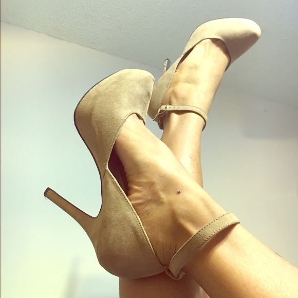 Nude Mary Jane pumps
