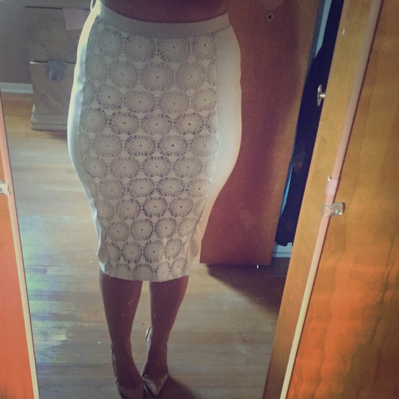 Cream skirt with crochet design - Picture 1 of 1