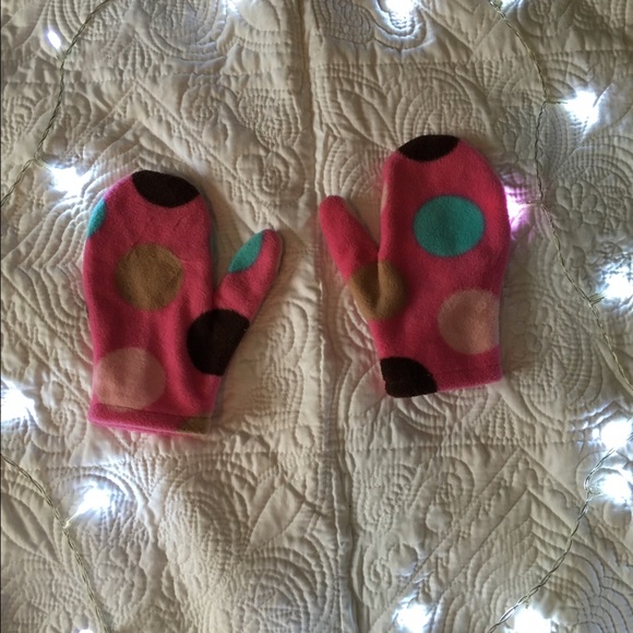 Size:6/7 Gap Kids reversible mittens