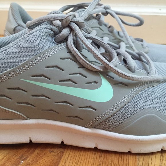 NWOT Grey & Mint Nike Running Sneakers