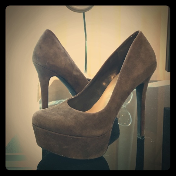 Browns suede pumps