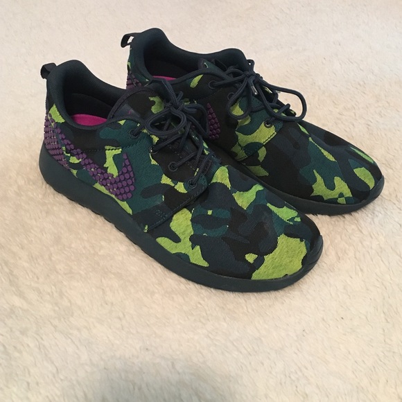 NEW WITHOUT TAGS NIKE ROSHES