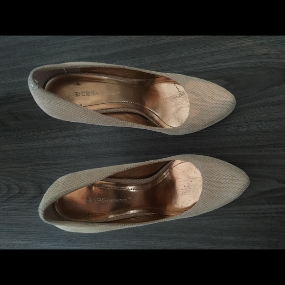 BCBGeneration beige snakeskin pumps - Picture 2 of 4