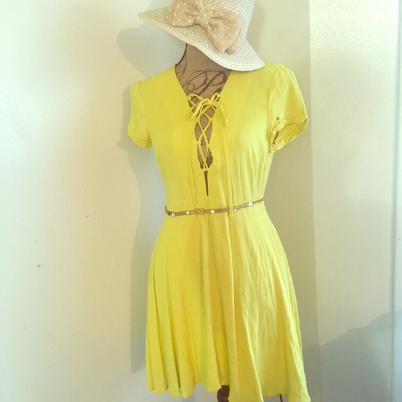 Beautiful yellow midi dress from forever 21 👗👠👜