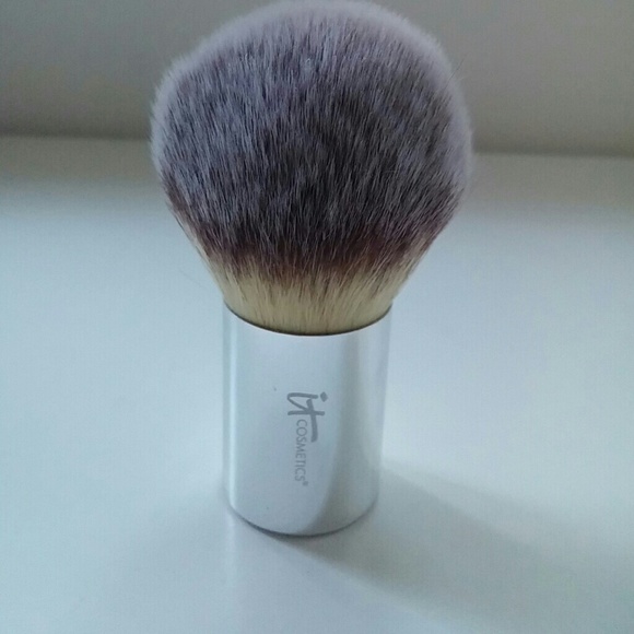 It Cosmetics short handle brush