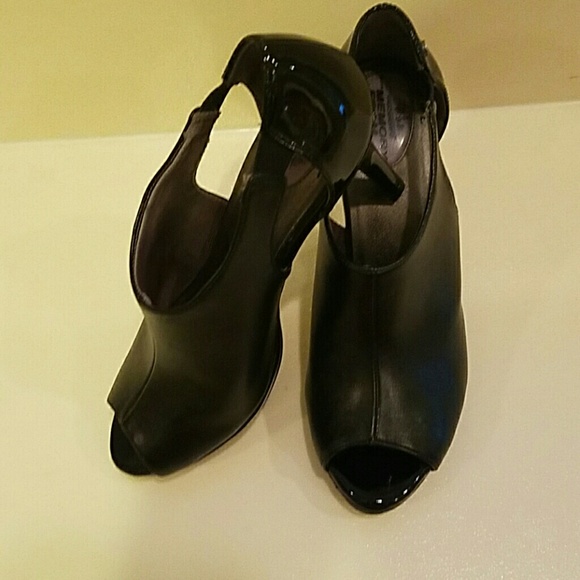 Beautiful ooen toe strap high heel shoes