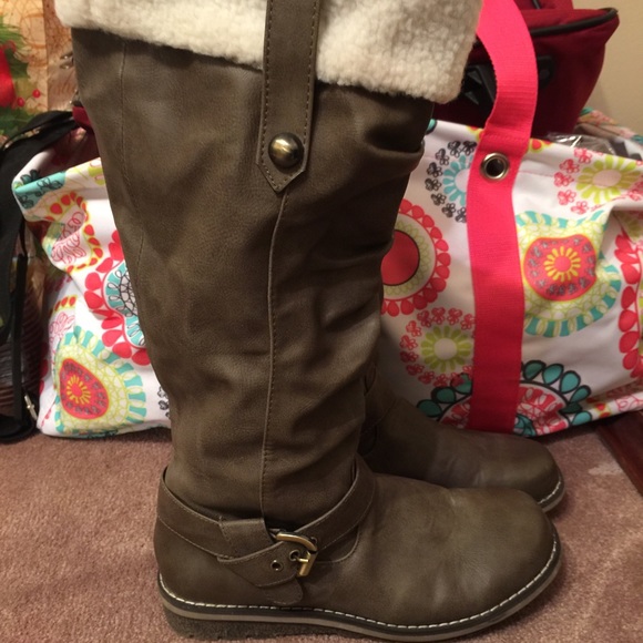 Brown boots - Picture 2 of 3