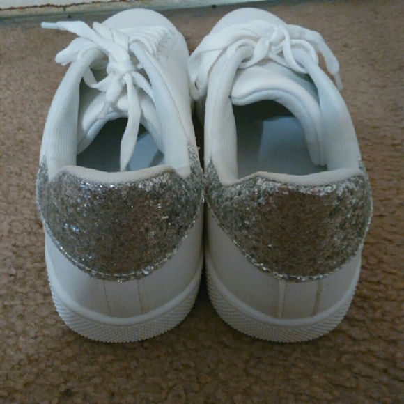 Woman's Just Fab White Shoes - Picture 4 of 4