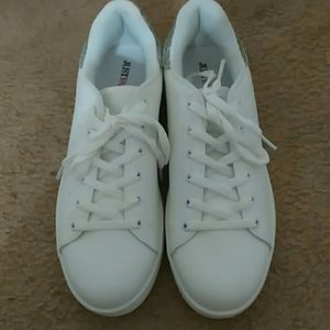 Woman's Just Fab White Shoes