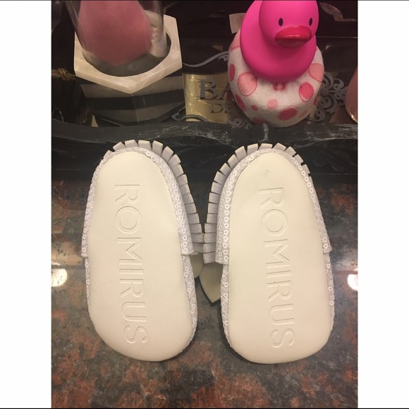 new 6-12mnths moccasins - Picture 4 of 4