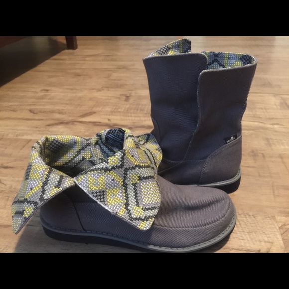 Sanuk fold over boot