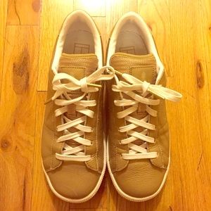 Cute and comfy gold Nike tennis shoes. Worn 1x!!!