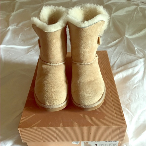 UGG Bailey Button