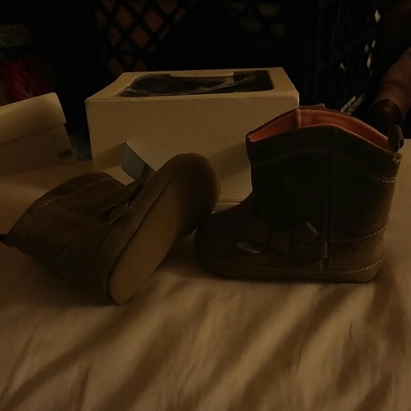 Suede infant boots