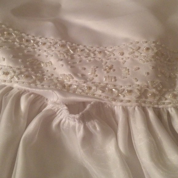 White child's gown - Picture 2 of 4