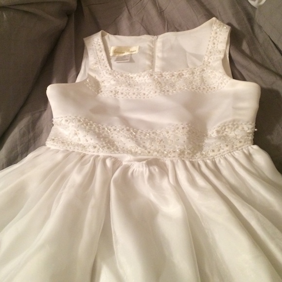 White child's gown - Picture 3 of 4