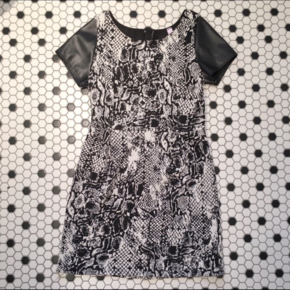 Snake print short sleeve dress