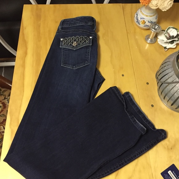 White House Black Market Blanc 4 R bootleg jeans