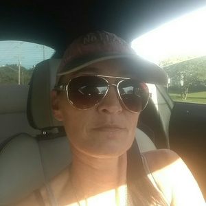 Meet your Posher, Dana