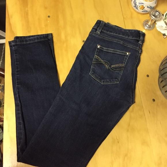 White House Black Market Blanc 4 R Slim Leg jeans