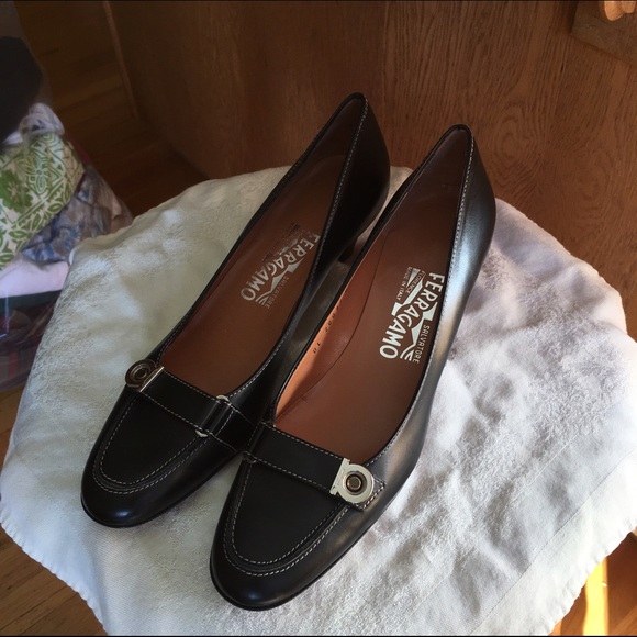 Ferragamo leather pump