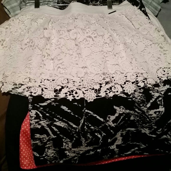 White flowered skirt - Picture 1 of 3