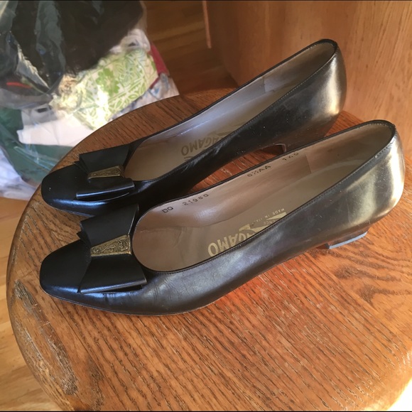 Ferragamo leather pump