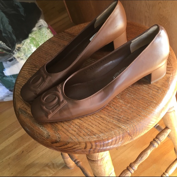 Ferragamo leather pumps