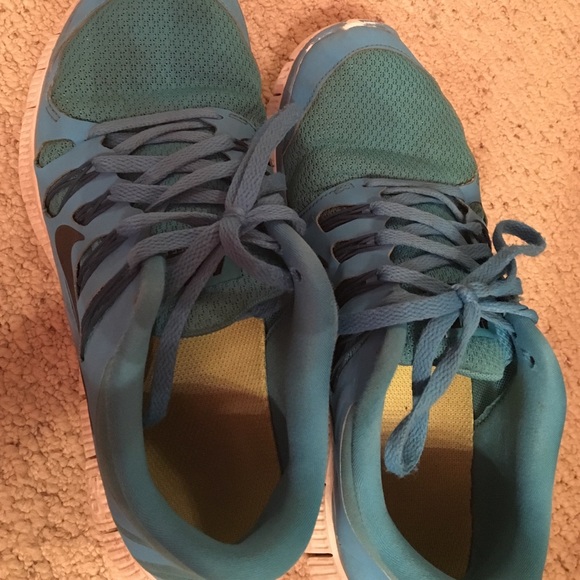 Nike tennis shoes - Picture 2 of 2