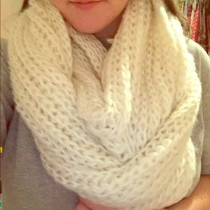 White knitted infinity scarf.