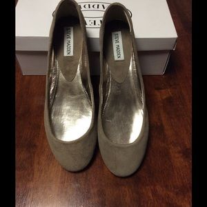 Never worn! Steve Madden suede flats.