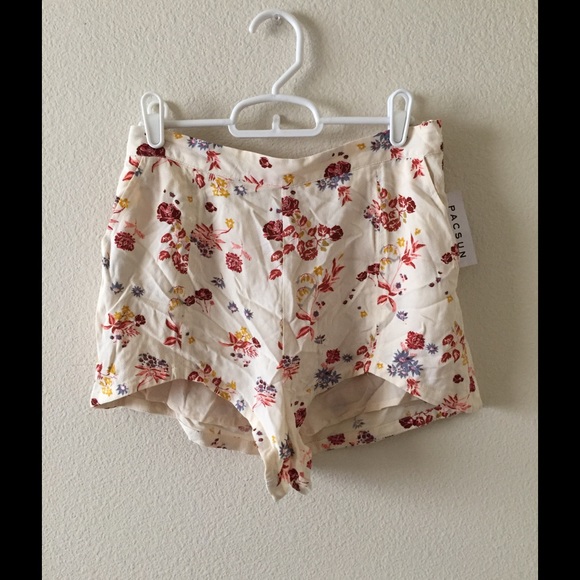 KENDALL & KYLIE FLORAL SHORTS - Picture 1 of 3