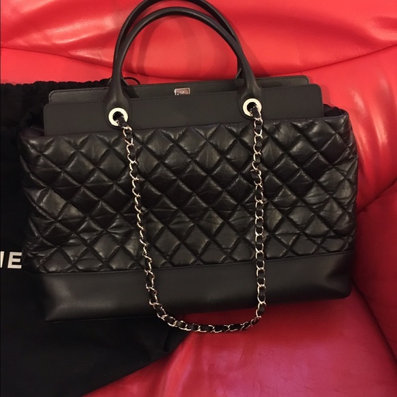 Chanel large lambskin bag - Picture 2 of 3