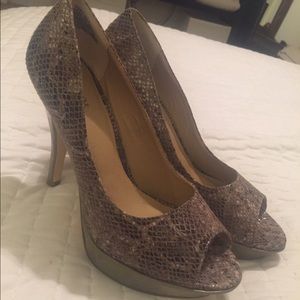 Beautiful Kenneth Cole high heel pumps