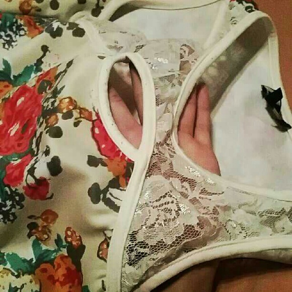 Beautiful floral dress - Picture 2 of 2